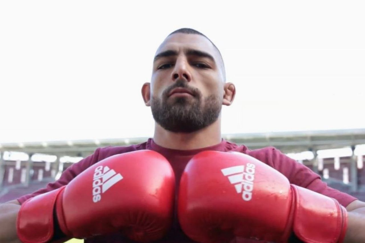 E campion la box și s-a antrenat la clubului de MMA al lui McGregor.