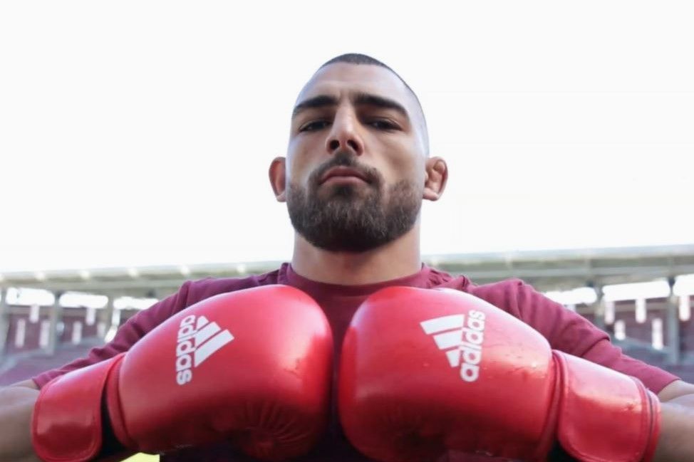 E campion la box și s-a antrenat la clubului de MMA al lui McGregor.