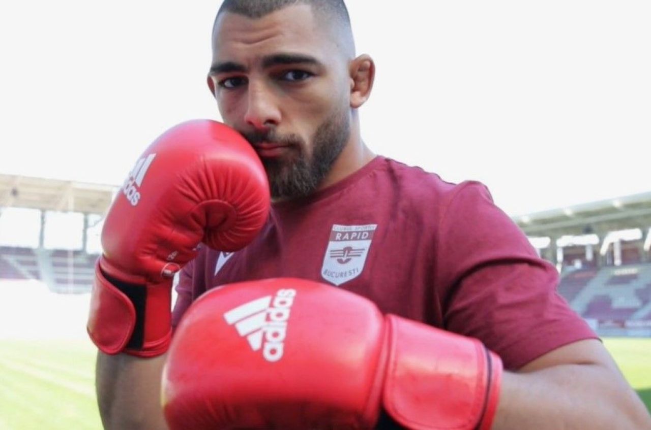 E campion la box și s-a antrenat la clubului de MMA al lui McGregor.