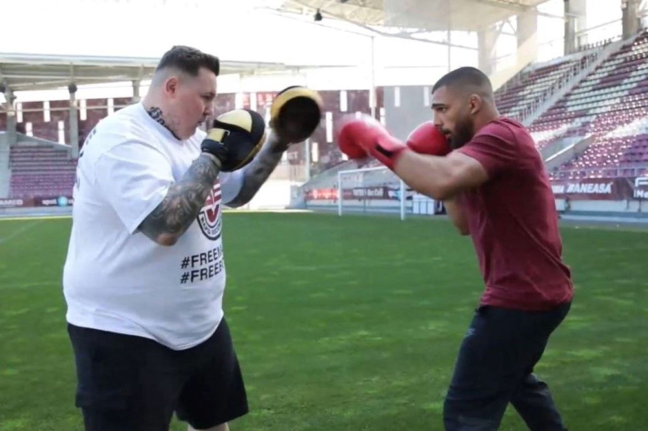E campion la box și s-a antrenat la clubului de MMA al lui McGregor.