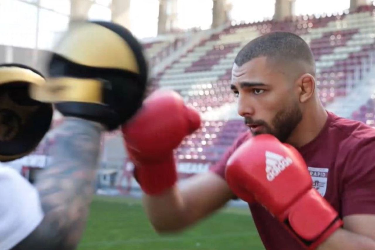E campion la box și s-a antrenat la clubului de MMA al lui McGregor.