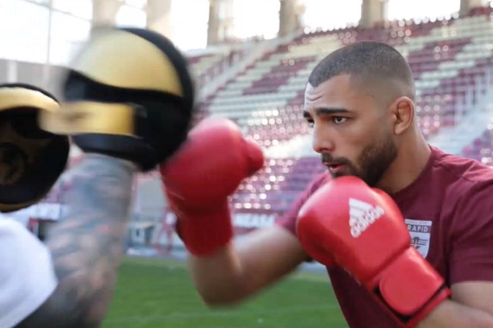E campion la box și s-a antrenat la clubului de MMA al lui McGregor.