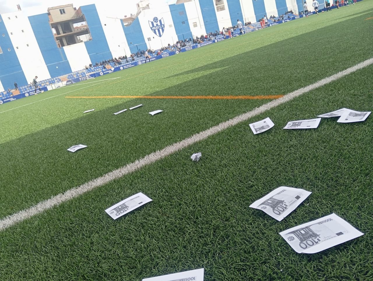 Un club istoric din Spania a ajuns sub pragul sărăciei: fanii le-au dat jucătorilor 640 de euro și o paletă de jamón!_4