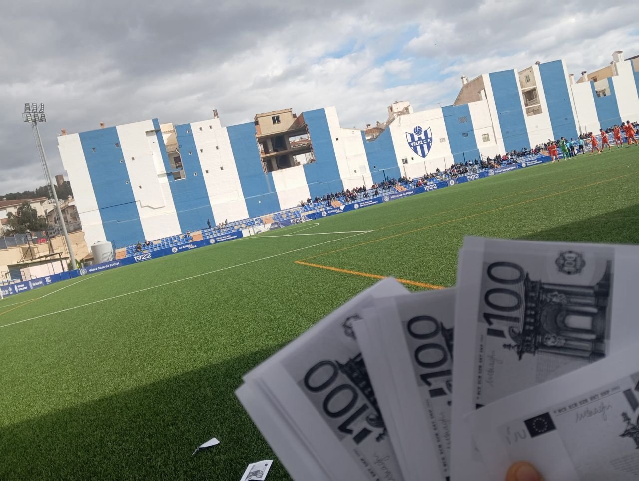 Un club istoric din Spania a ajuns sub pragul sărăciei: fanii le-au dat jucătorilor 640 de euro și o paletă de jamón!_7