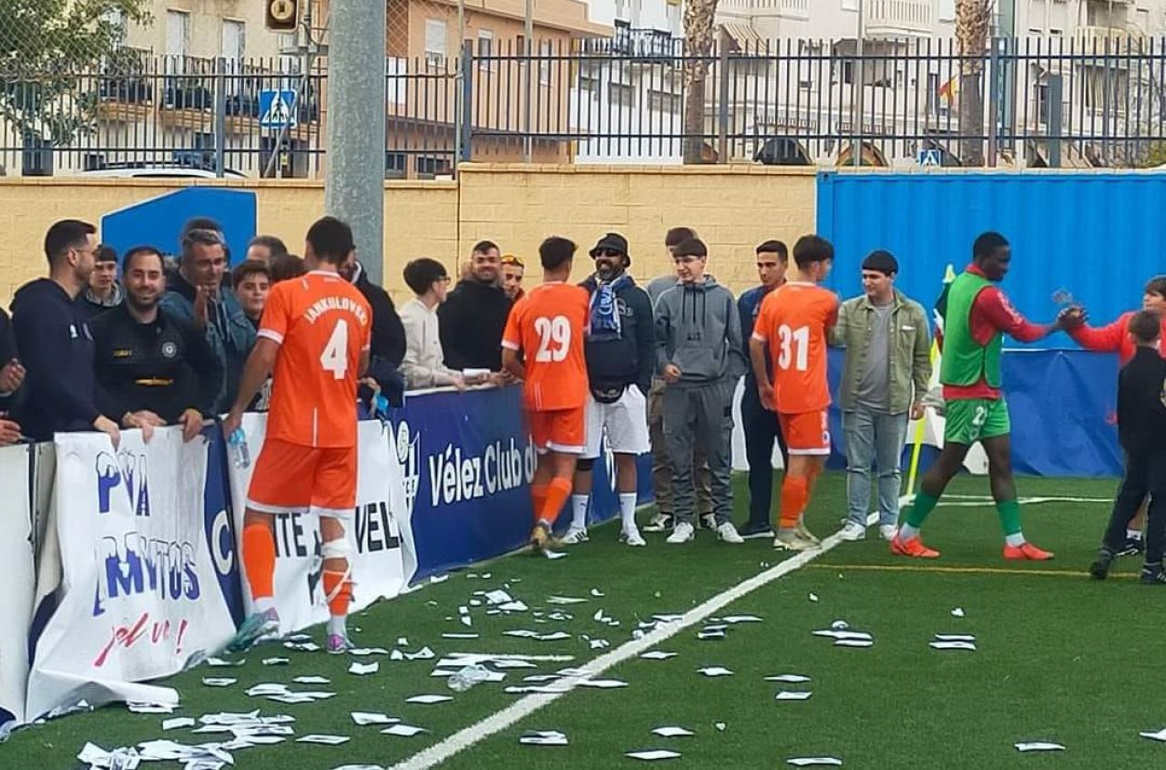 Un club istoric din Spania a ajuns sub pragul sărăciei: fanii le-au dat jucătorilor 640 de euro și o paletă de jamón!_1