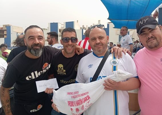 Un club istoric din Spania a ajuns sub pragul sărăciei: fanii le-au dat jucătorilor 640 de euro și o paletă de jamón!_2