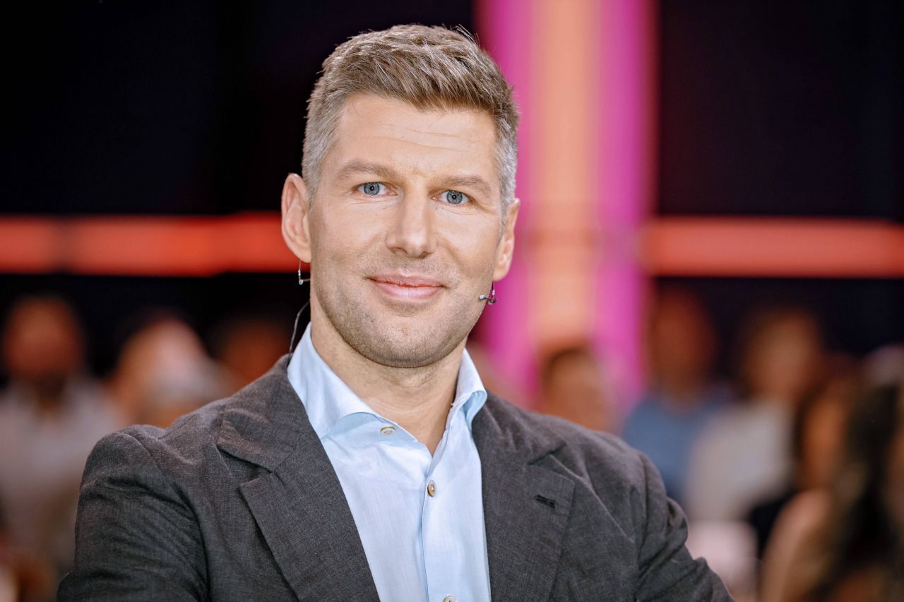 Cel mai cunoscut fotbalist gay, campion în Bundesliga și vicecampion european cu Germania, speaker la conferința FRF din București!_8