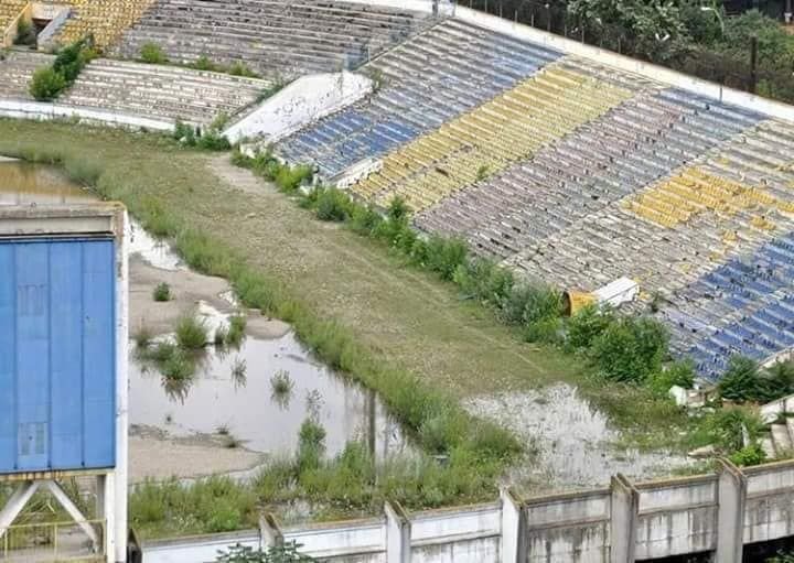 Un stadion cu istorie din România a ajuns ”casa boschetarilor”! S-a furat tot de pe el: ”Te doare capul când vezi cum arată”_2