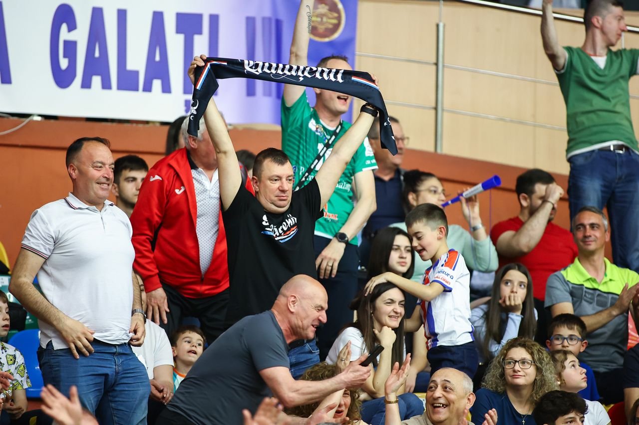 Tensiune maximă pe malul Dunării! Dinamo, susținută de 50 de fani în deplasarea de la Galați_7
