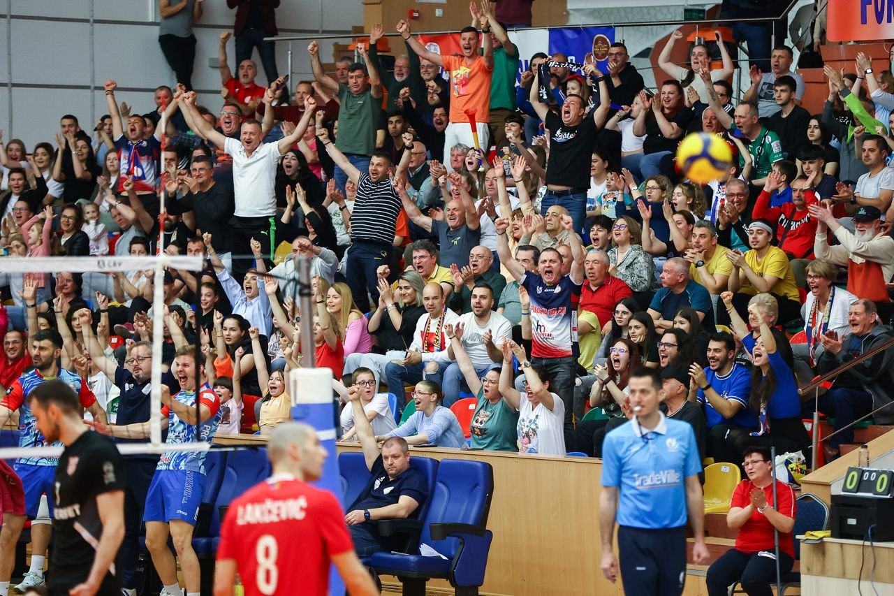 Tensiune maximă pe malul Dunării! Dinamo, susținută de 50 de fani în deplasarea de la Galați_8