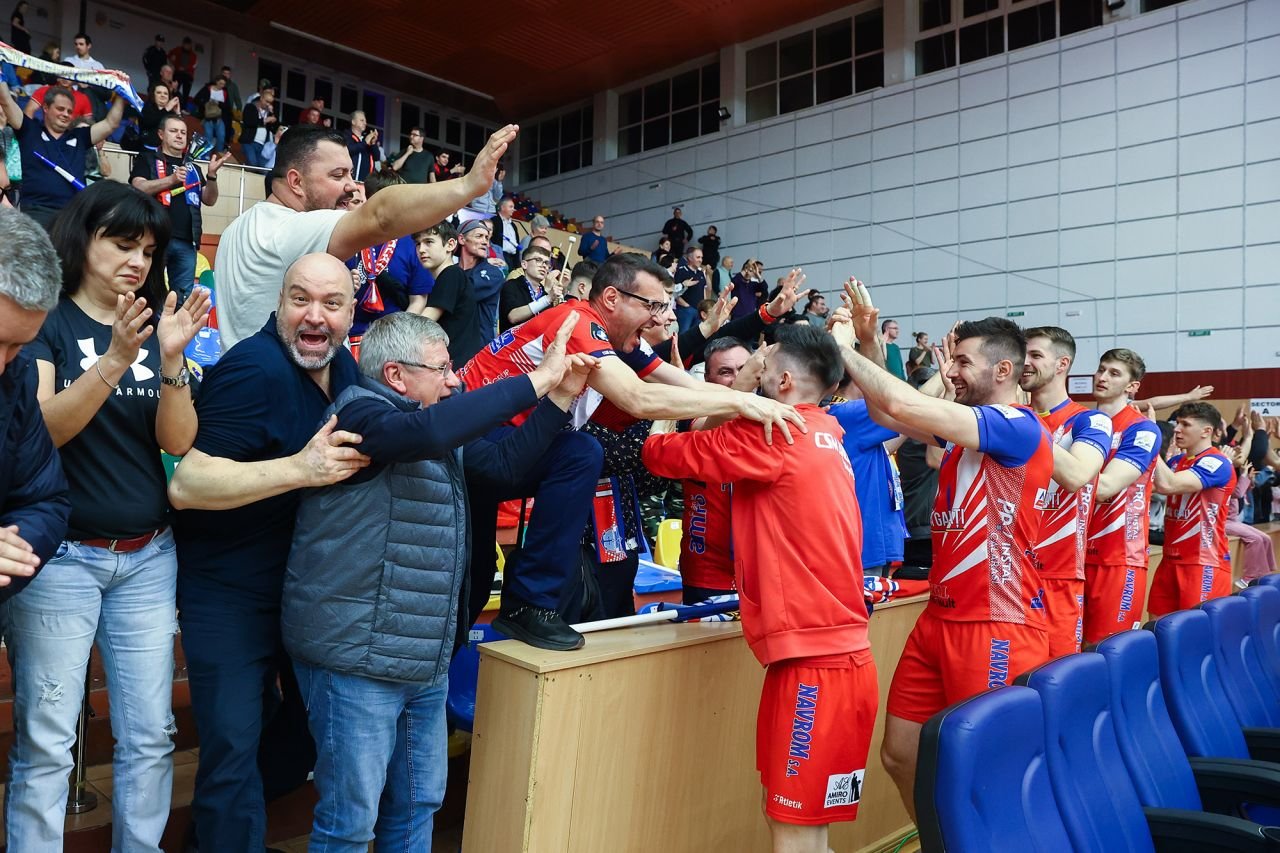 Tensiune maximă pe malul Dunării! Dinamo, susținută de 50 de fani în deplasarea de la Galați_9