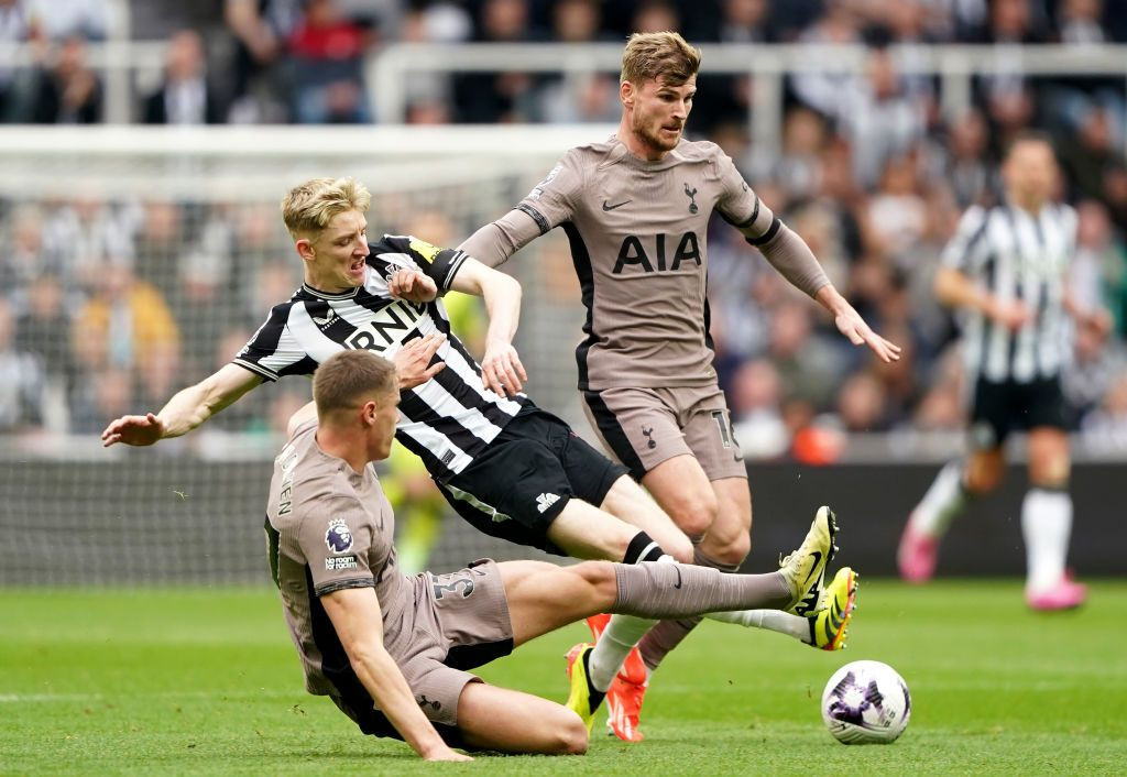 Fanii nu au avut milă de rivalul lui Radu Drăgușin, după erorile teribile comise &icirc;n doar două minute: Un coșmar