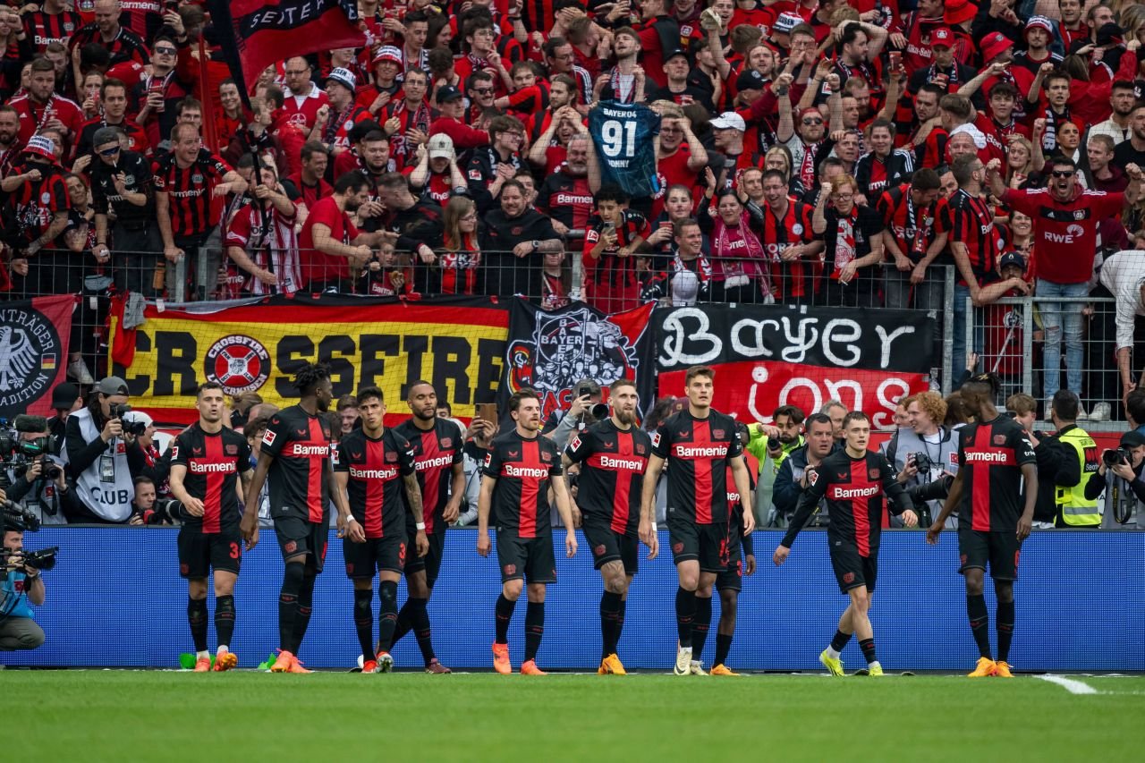 Imaginile bucuriei! Bayer Leverkusen, campioană pentru prima dată în istorie! Fanii au luat cu asalt arena_6