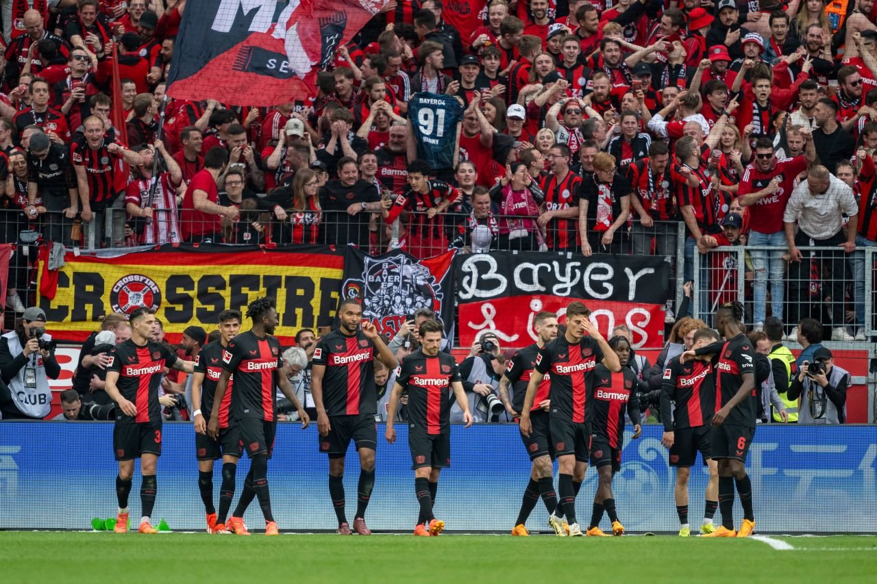 Imaginile bucuriei! Bayer Leverkusen, campioană pentru prima dată în istorie! Fanii au luat cu asalt arena_7