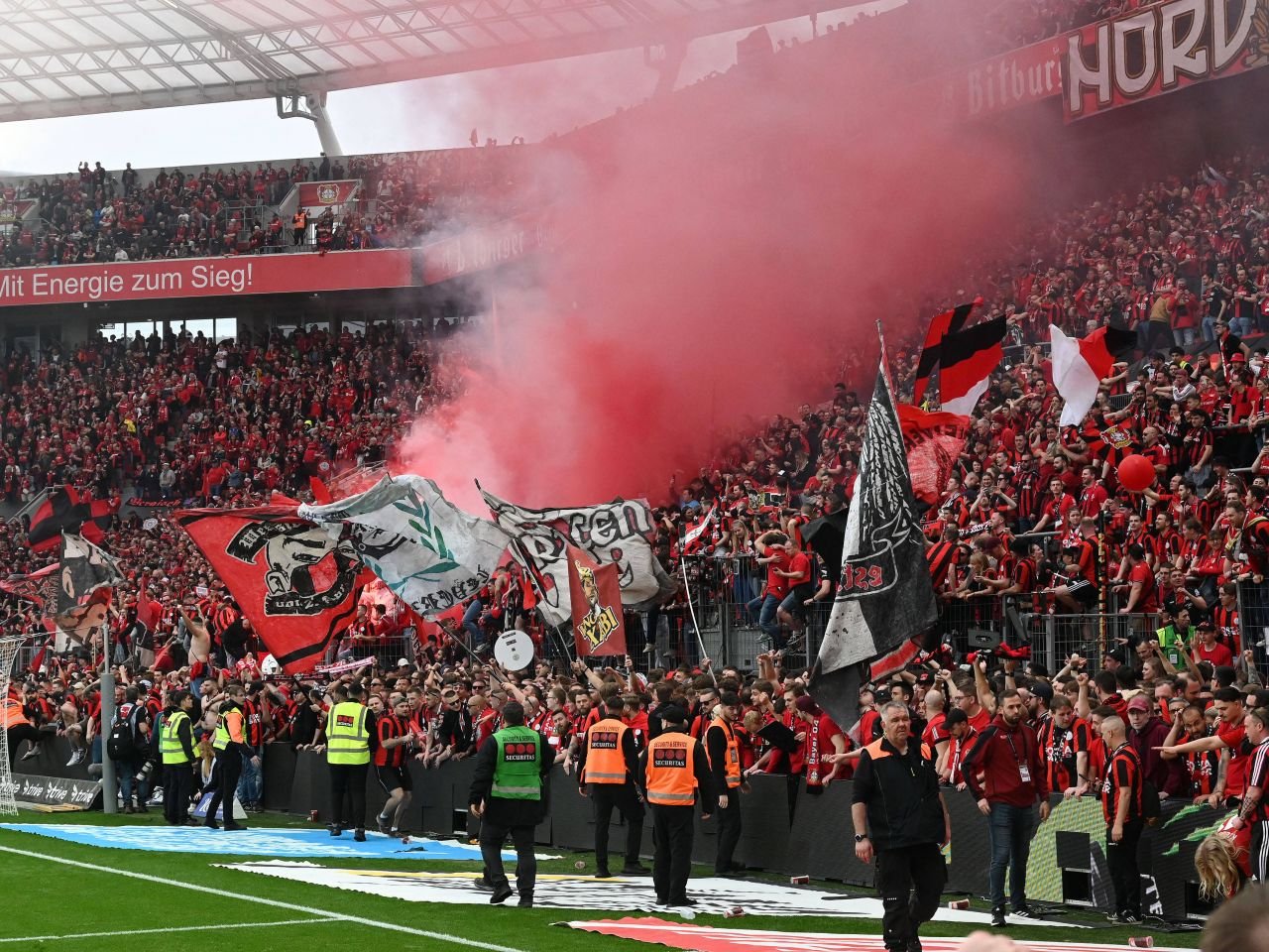 Imaginile bucuriei! Bayer Leverkusen, campioană pentru prima dată în istorie! Fanii au luat cu asalt arena_10
