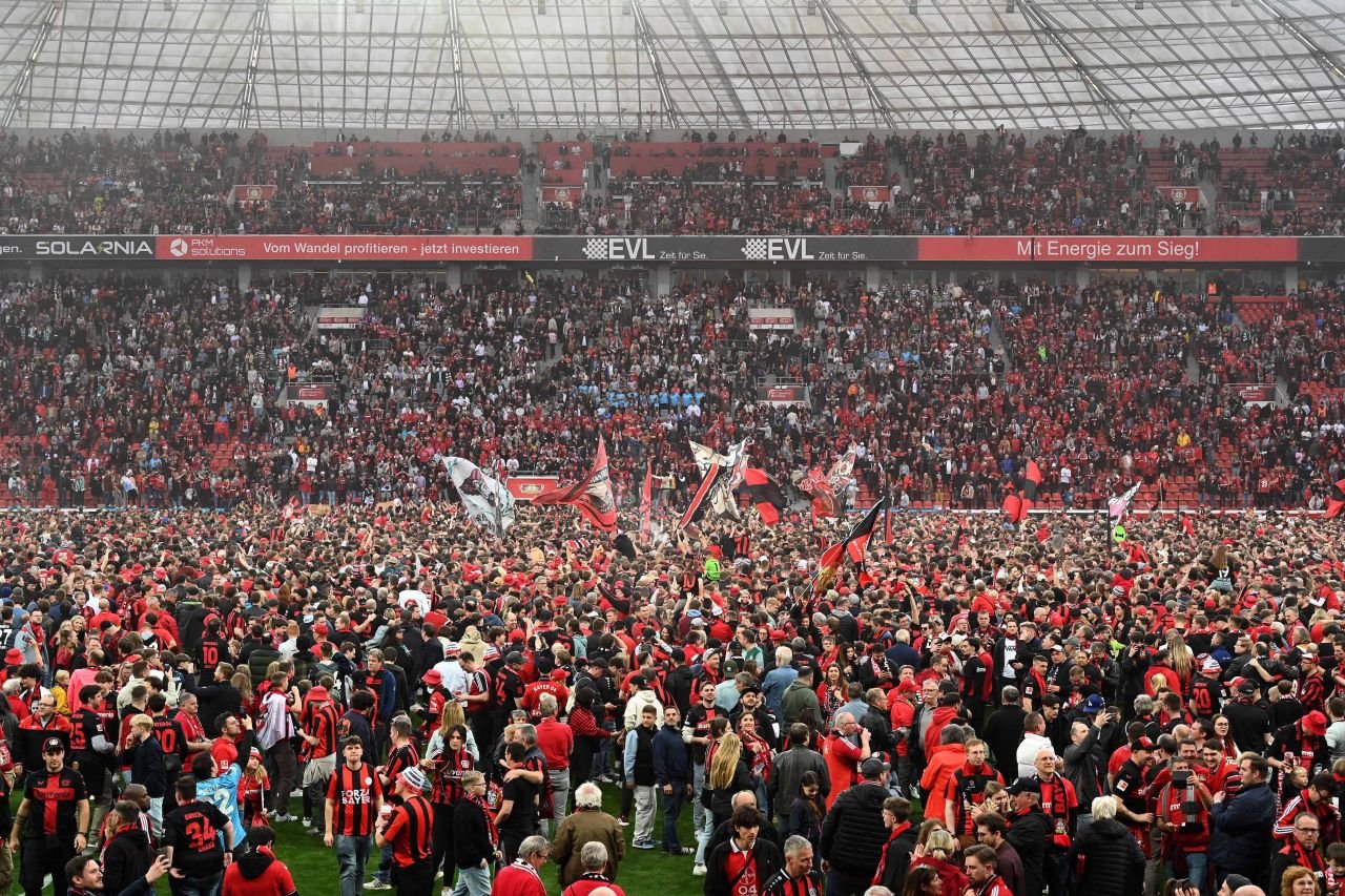 Imaginile bucuriei! Bayer Leverkusen, campioană pentru prima dată în istorie! Fanii au luat cu asalt arena_14