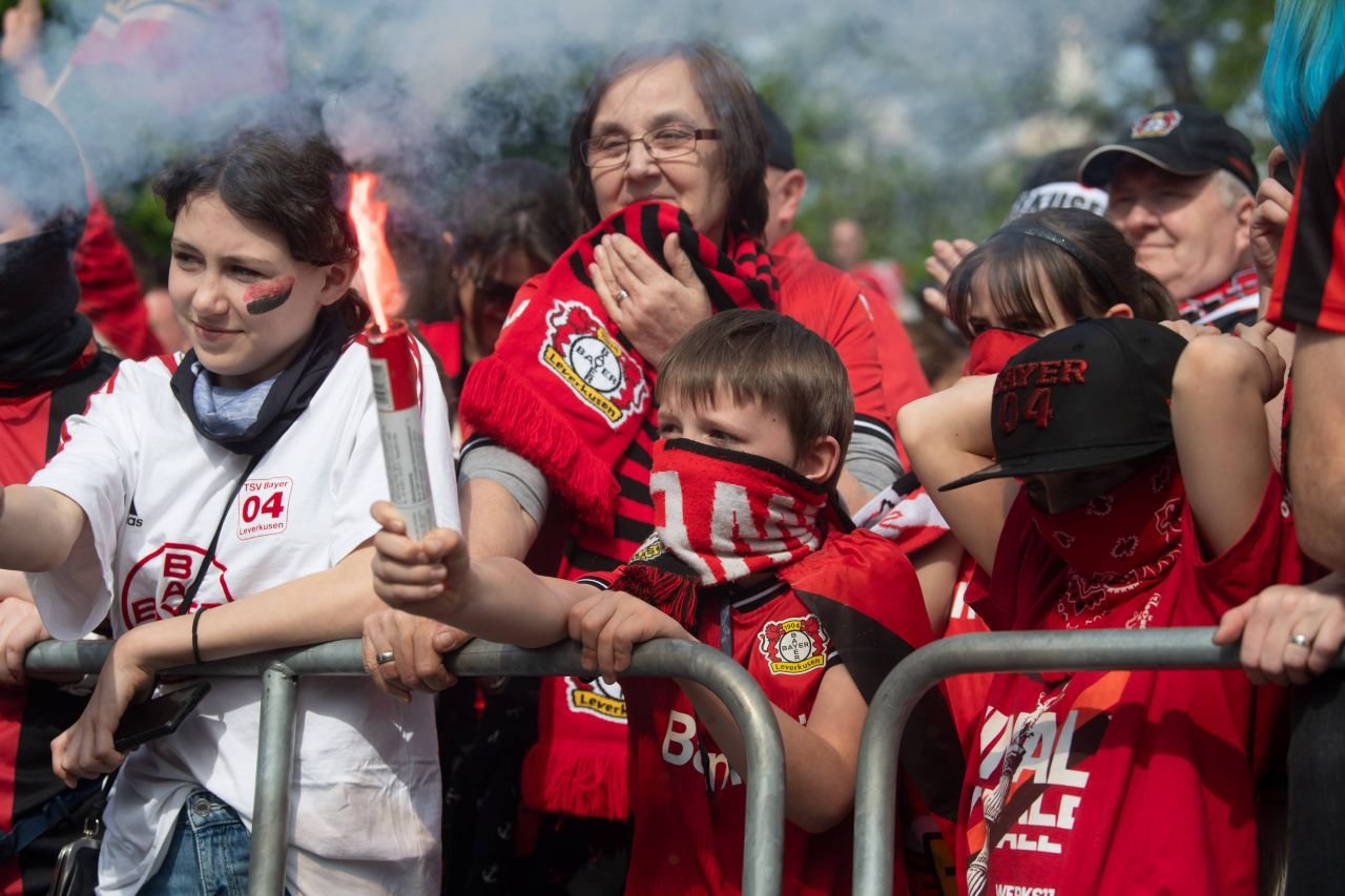 Imaginile bucuriei! Bayer Leverkusen, campioană pentru prima dată în istorie! Fanii au luat cu asalt arena_16