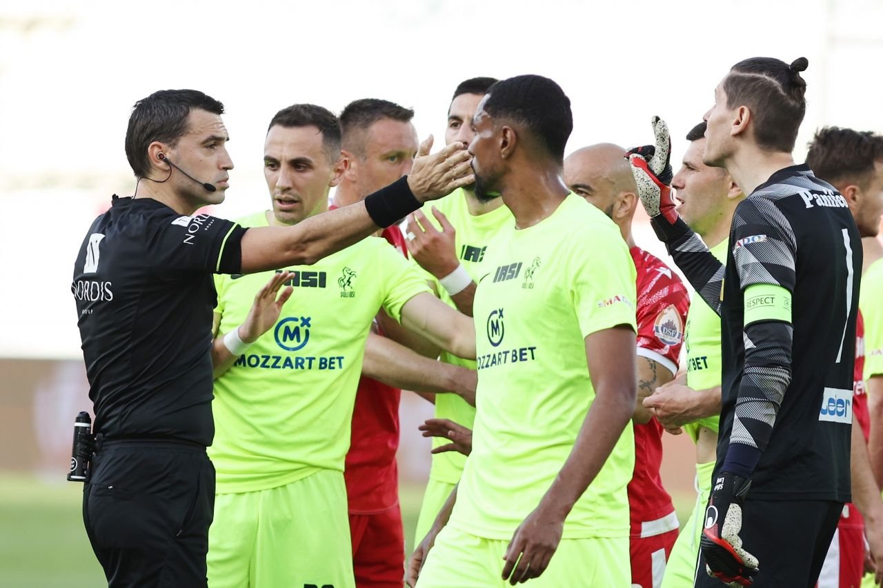 Verdictul specialistului la cea mai controversată fază din meciul Dinamo - Poli Iași: &rdquo;Nu &icirc;nțeleg cum nu i-au spus!&rdquo;