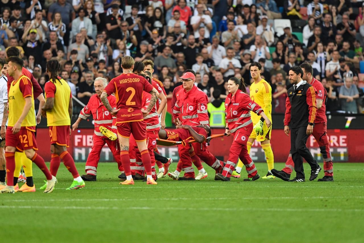 Momente de panică la AS Roma! Prima imagine cu Evan Ndicka după ce a căzut lat pe gazon_2