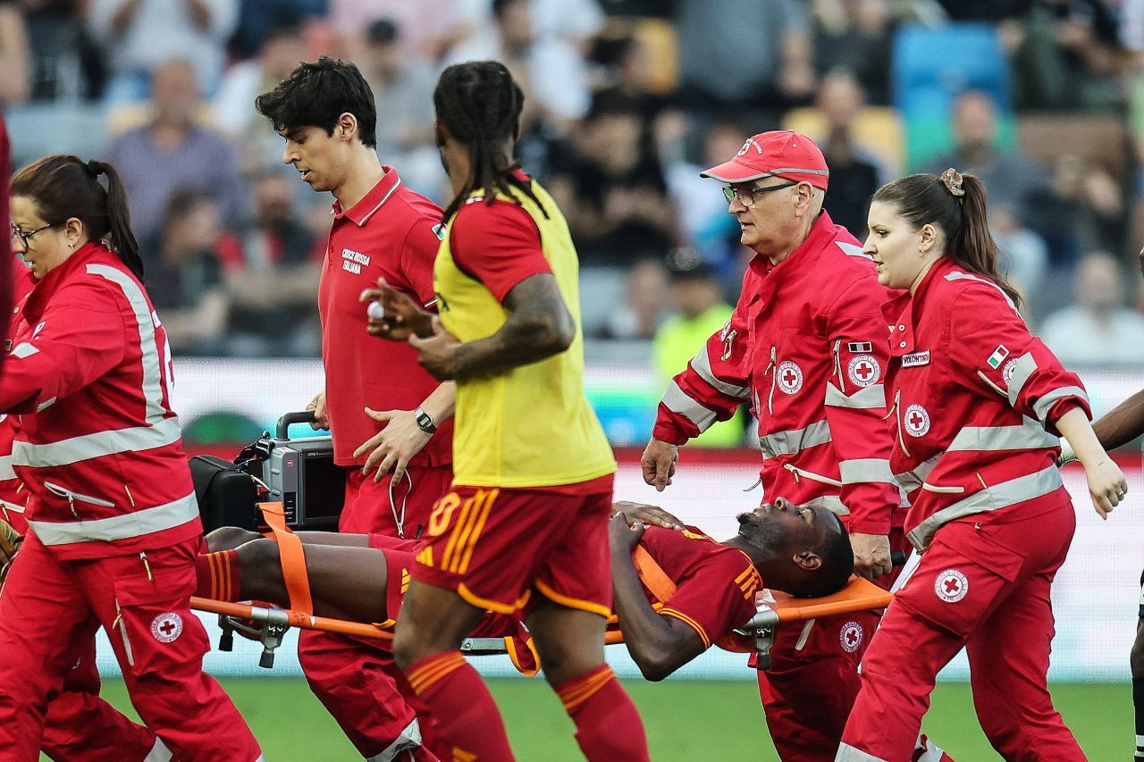 Momente de panică la AS Roma! Prima imagine cu Evan Ndicka după ce a căzut lat pe gazon_1