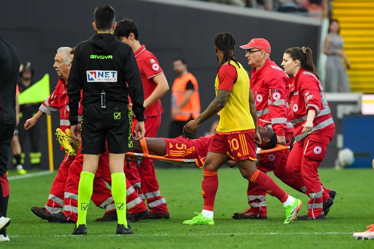 Momente de panică la AS Roma! Prima imagine cu Evan Ndicka după ce a căzut lat pe gazon_4