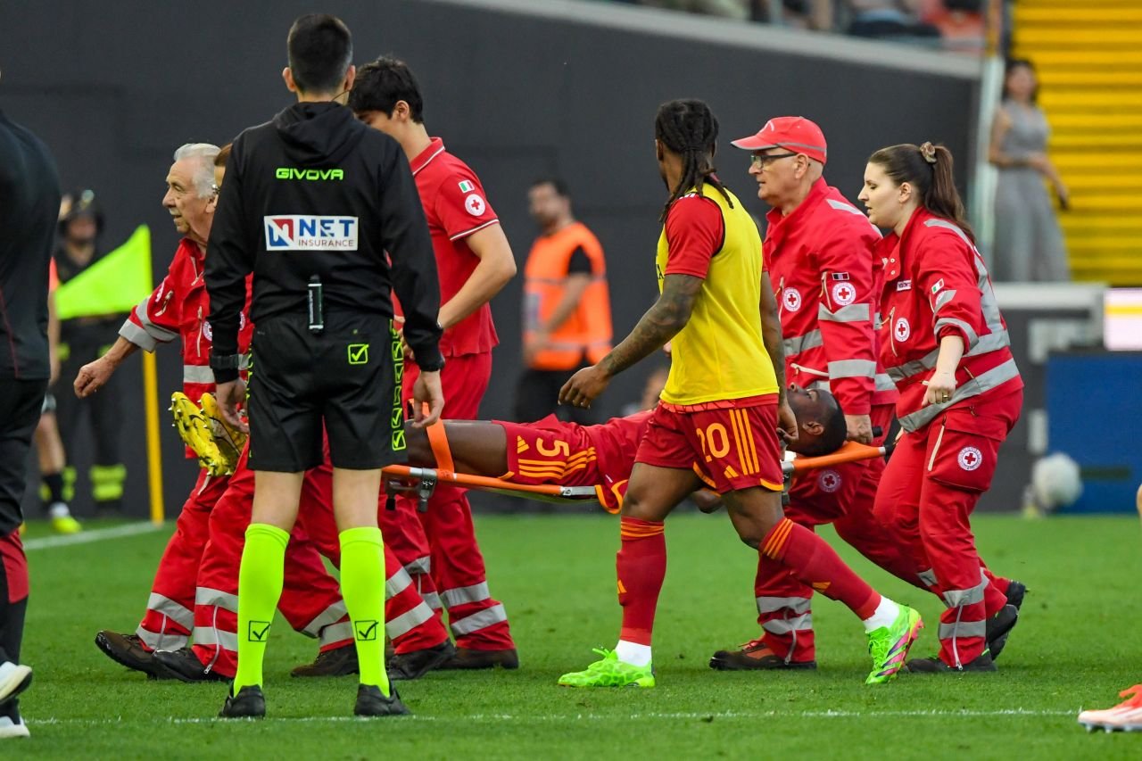 Momente de panică la AS Roma! Prima imagine cu Evan Ndicka după ce a căzut lat pe gazon_5