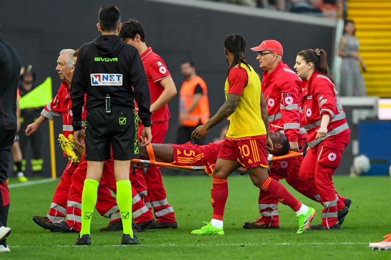 Momente de panică la AS Roma! Prima imagine cu Evan Ndicka după ce a căzut lat pe gazon_5