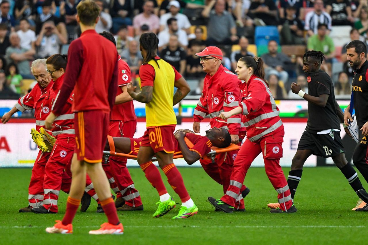 Momente de panică la AS Roma! Prima imagine cu Evan Ndicka după ce a căzut lat pe gazon_6