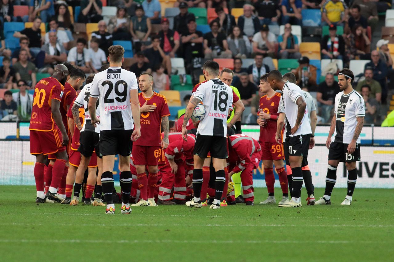 Momente de panică la AS Roma! Prima imagine cu Evan Ndicka după ce a căzut lat pe gazon_9