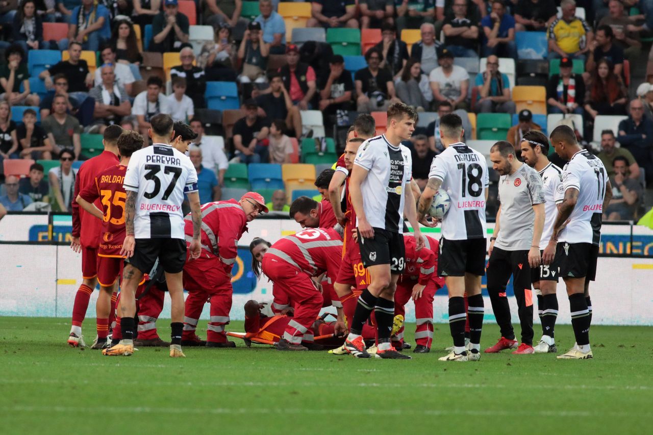 Momente de panică la AS Roma! Prima imagine cu Evan Ndicka după ce a căzut lat pe gazon_10