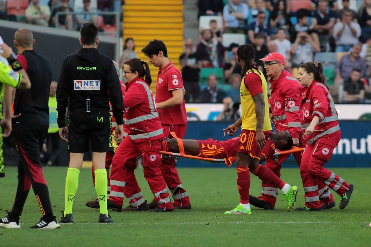 Momente de panică la AS Roma! Prima imagine cu Evan Ndicka după ce a căzut lat pe gazon_11
