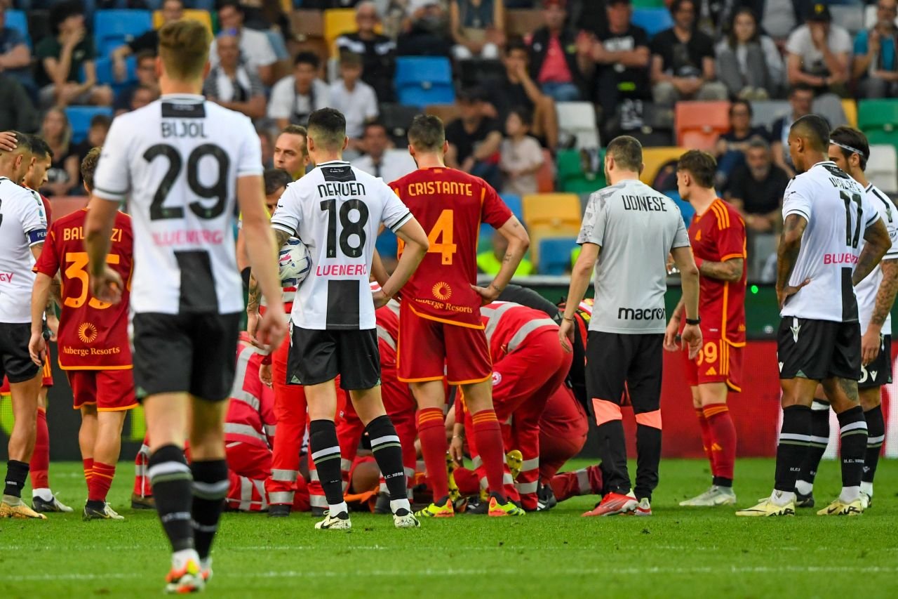 Momente de panică la AS Roma! Prima imagine cu Evan Ndicka după ce a căzut lat pe gazon_12