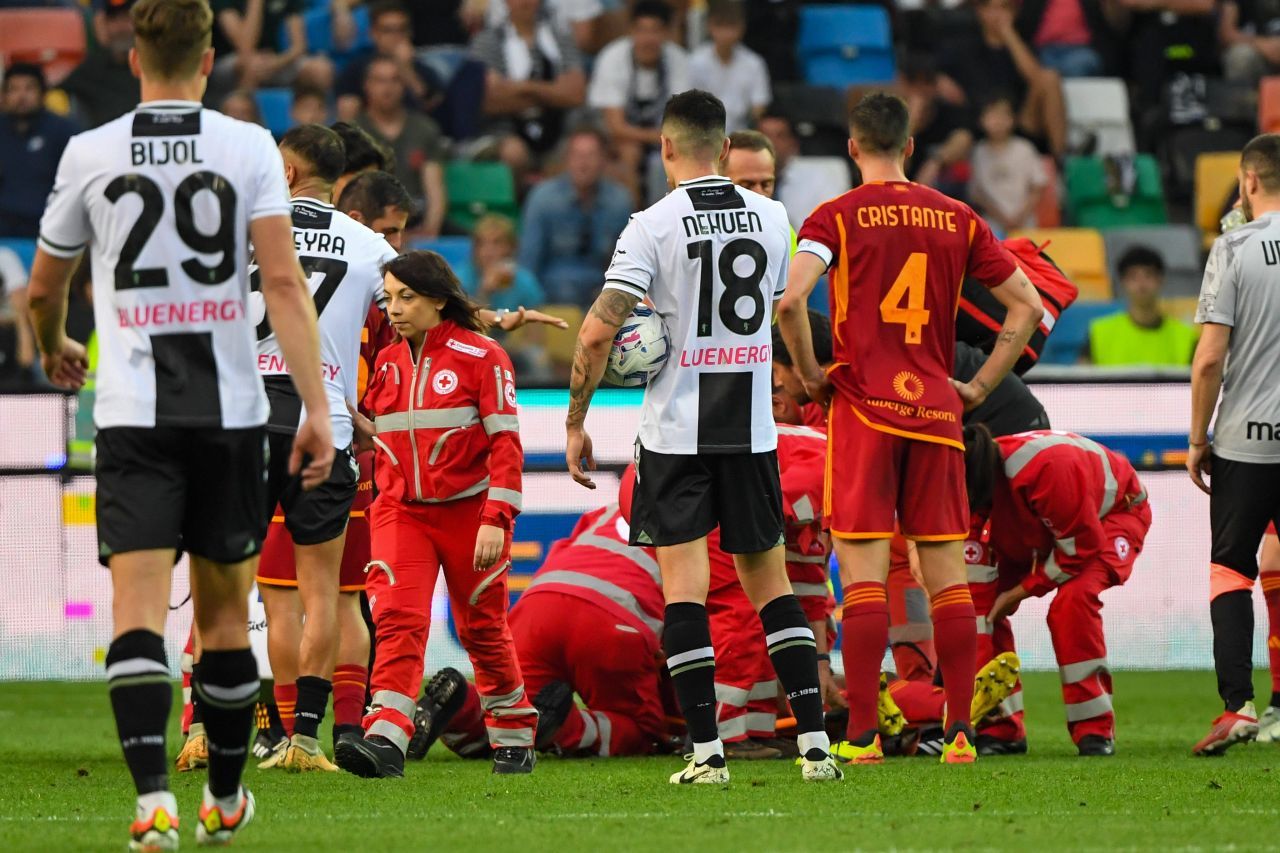 Momente de panică la AS Roma! Prima imagine cu Evan Ndicka după ce a căzut lat pe gazon_13