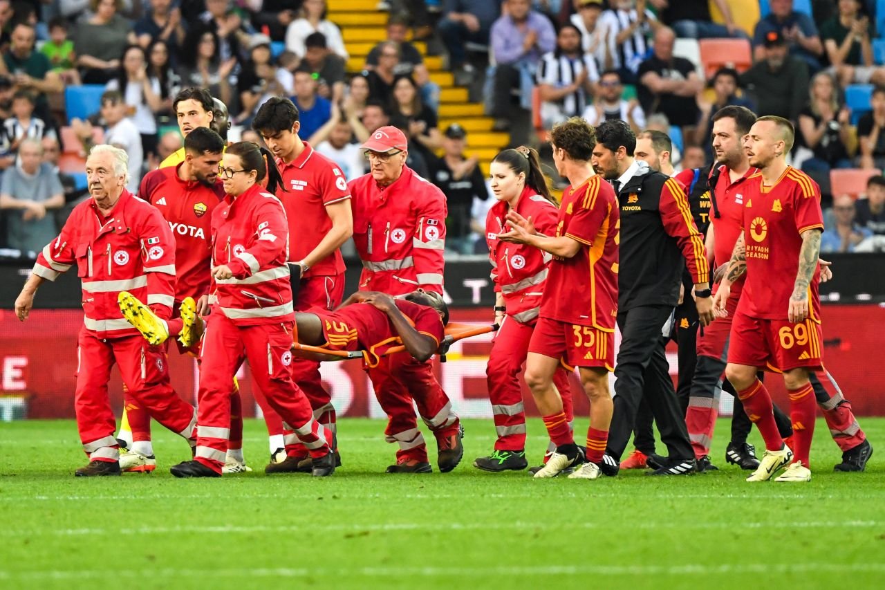 Momente de panică la AS Roma! Prima imagine cu Evan Ndicka după ce a căzut lat pe gazon_15
