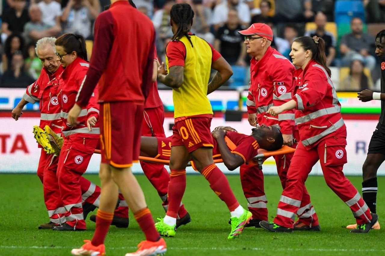 Momente de panică la AS Roma! Prima imagine cu Evan Ndicka după ce a căzut lat pe gazon_16