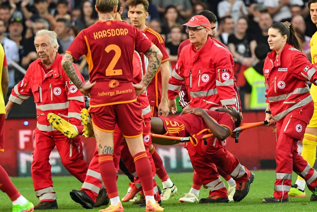 Momente de panică la AS Roma! Prima imagine cu Evan Ndicka după ce a căzut lat pe gazon_17