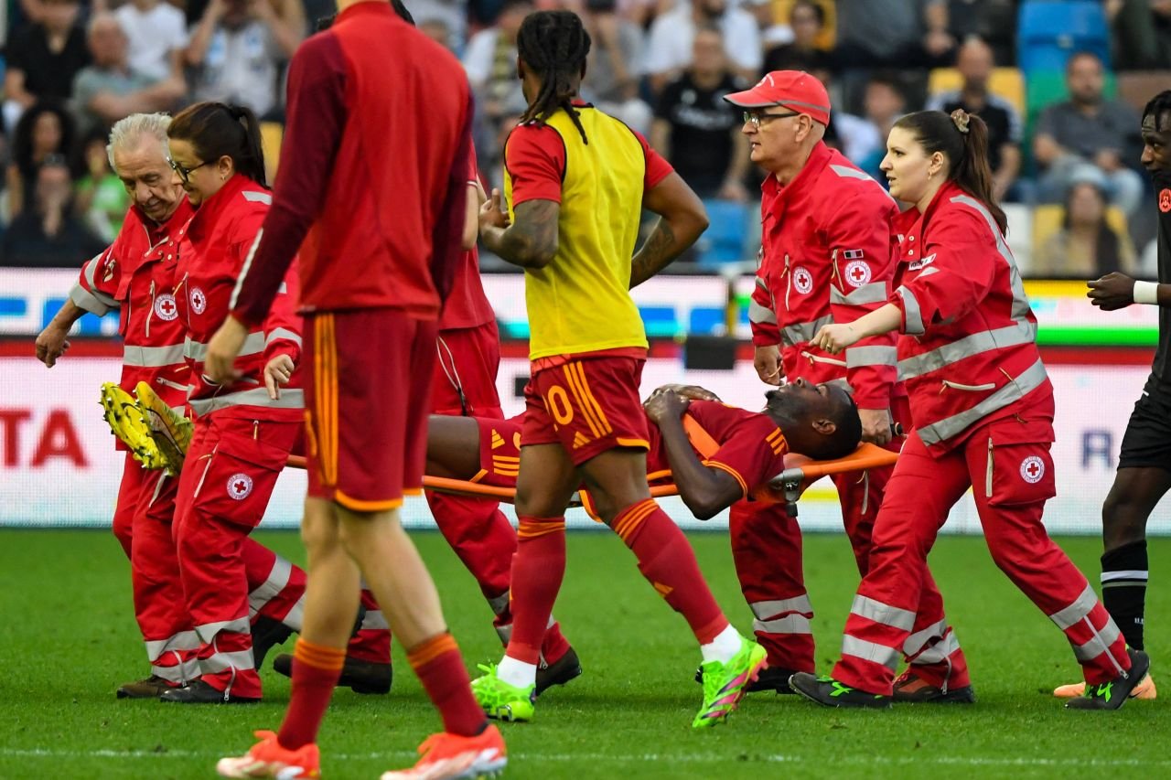 Momente de panică la AS Roma! Prima imagine cu Evan Ndicka după ce a căzut lat pe gazon_18