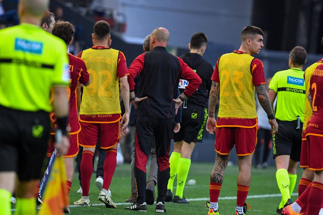 Momente de panică la AS Roma! Prima imagine cu Evan Ndicka după ce a căzut lat pe gazon_19