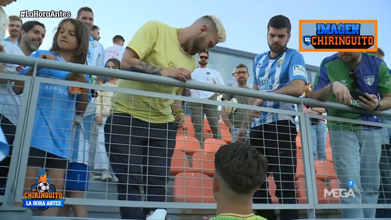 Scene nemaiîntâlnite în fotbalul spaniol! Un jucător i-a vândut tricoul unui suporter pentru 50 de euro: ”Clubul ne taxează!”_4