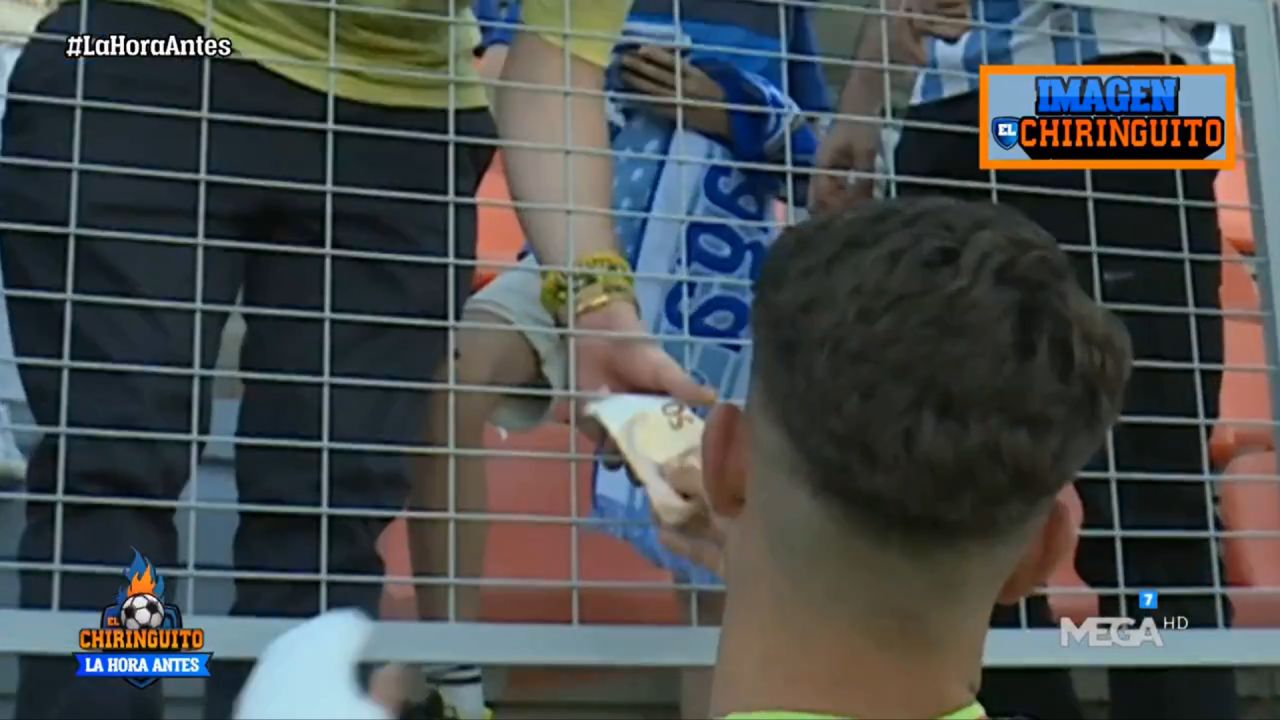 Scene nemaiîntâlnite în fotbalul spaniol! Un jucător i-a vândut tricoul unui suporter pentru 50 de euro: ”Clubul ne taxează!”_9