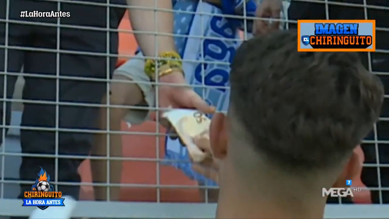 Scene nemaiîntâlnite în fotbalul spaniol! Un jucător i-a vândut tricoul unui suporter pentru 50 de euro: ”Clubul ne taxează!”_10