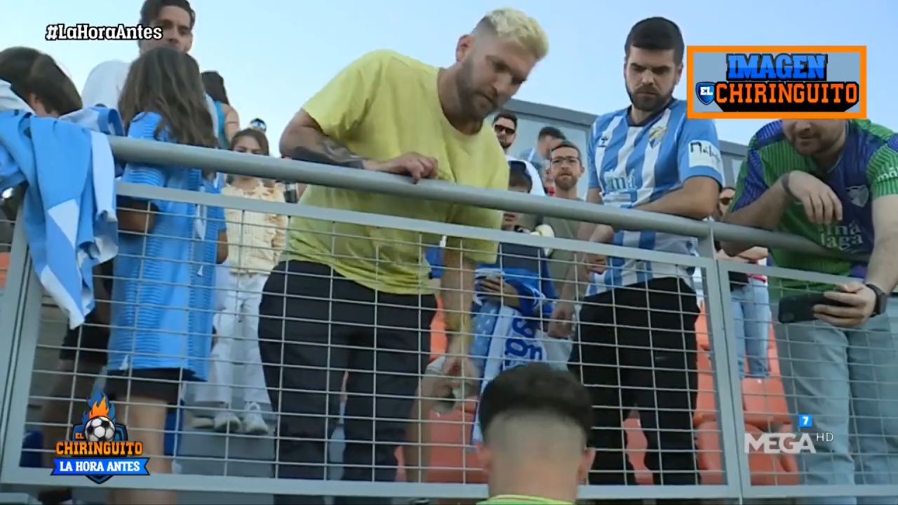 Scene nemaiîntâlnite în fotbalul spaniol! Un jucător i-a vândut tricoul unui suporter pentru 50 de euro: ”Clubul ne taxează!”_12