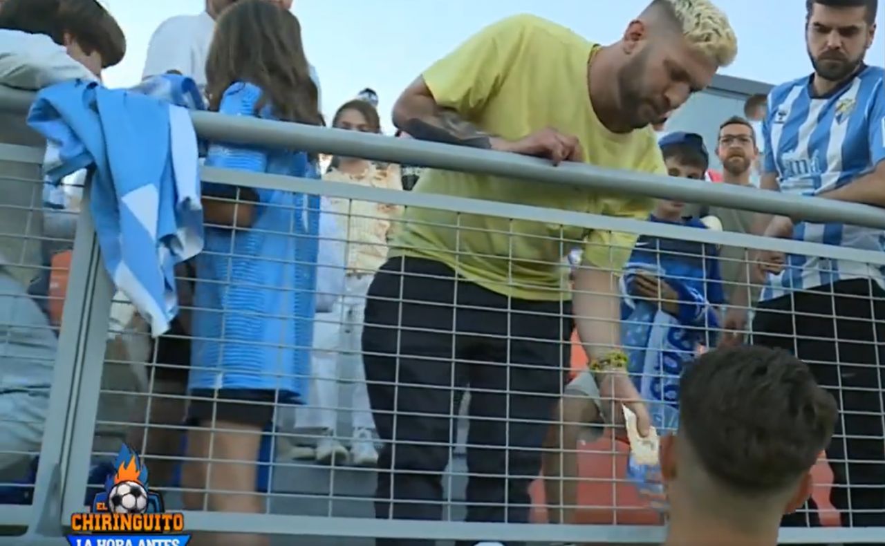 Scene nemaiîntâlnite în fotbalul spaniol! Un jucător i-a vândut tricoul unui suporter pentru 50 de euro: ”Clubul ne taxează!”_1