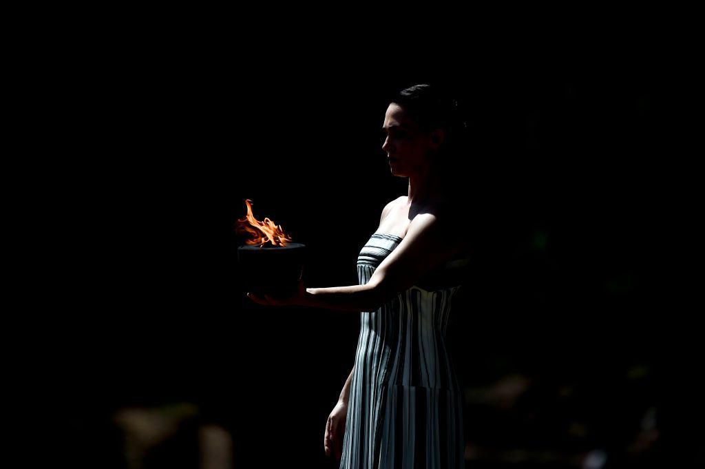 Zeii greci și-au dat acordul! S-a aprins flacăra olimpică pentru Paris 2024 _1