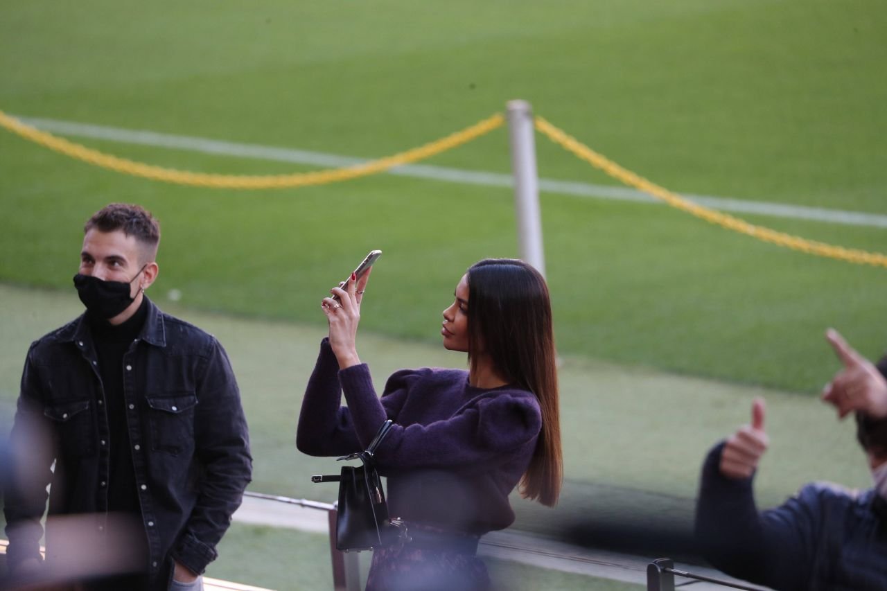 Nu se mai ascund! Cum au fost surprinși Dani Alves și Joana Sanz pe străzile din Barcelona_6