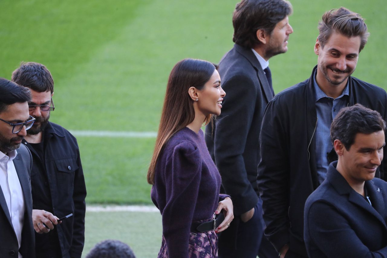 Nu se mai ascund! Cum au fost surprinși Dani Alves și Joana Sanz pe străzile din Barcelona_7