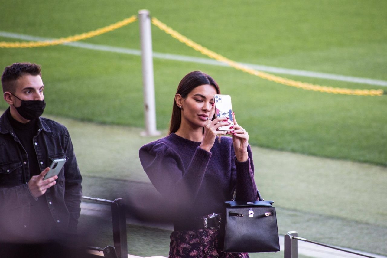 Nu se mai ascund! Cum au fost surprinși Dani Alves și Joana Sanz pe străzile din Barcelona_8