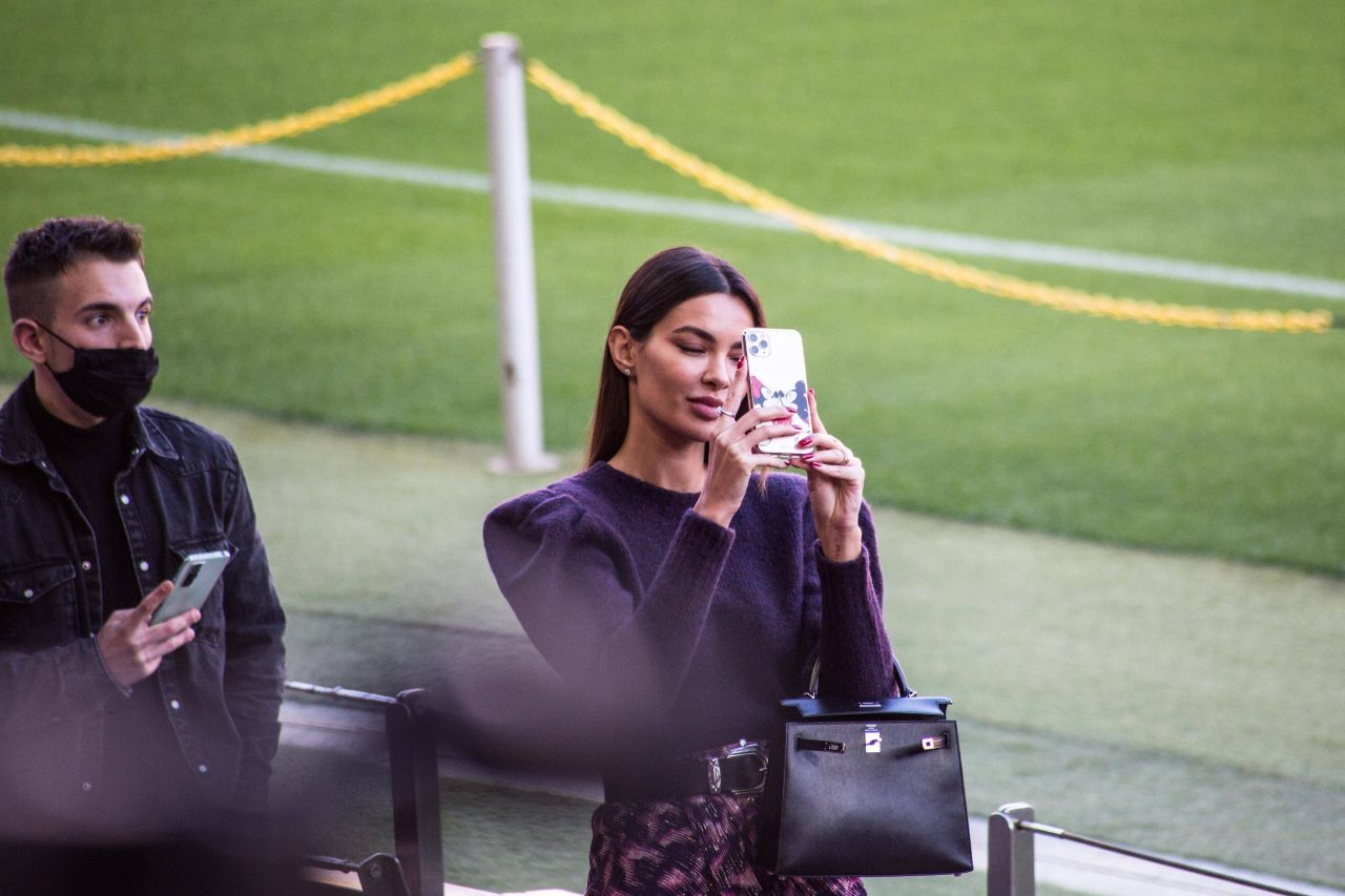 Nu se mai ascund! Cum au fost surprinși Dani Alves și Joana Sanz pe străzile din Barcelona_8