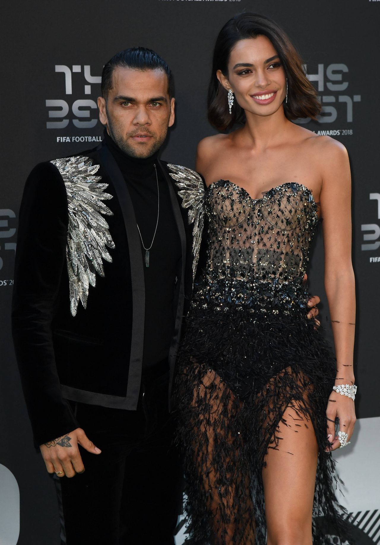 Nu se mai ascund! Cum au fost surprinși Dani Alves și Joana Sanz pe străzile din Barcelona_9