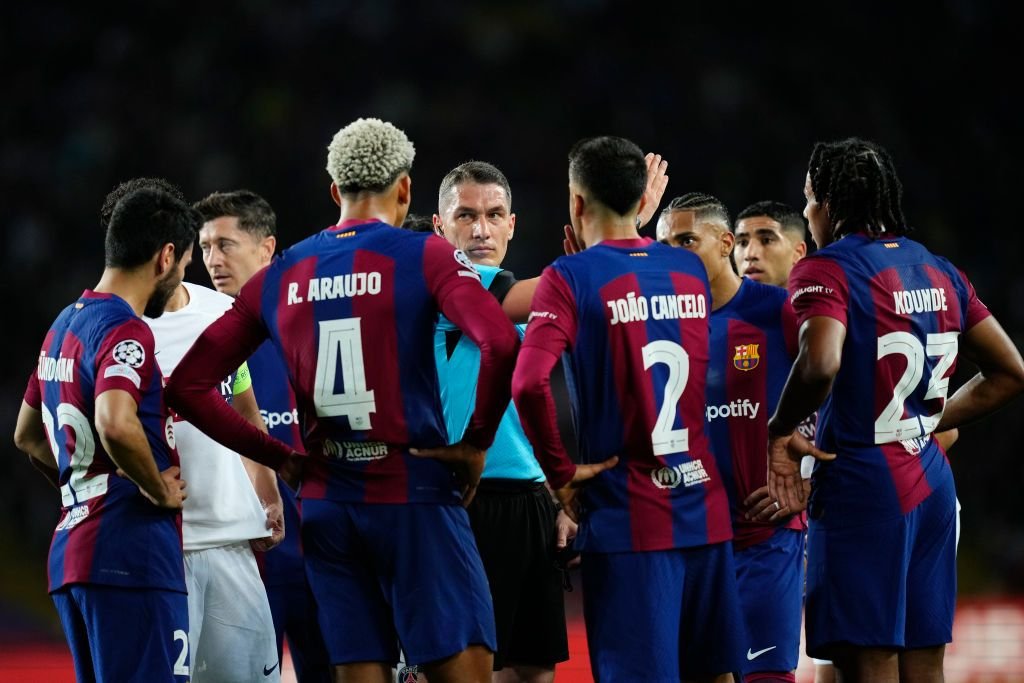 Istvan Kovacs l-a eliminat direct pe Araujo! Ce a scris presa spaniolă și care a fost reacția suporterilor Barcelonei_2